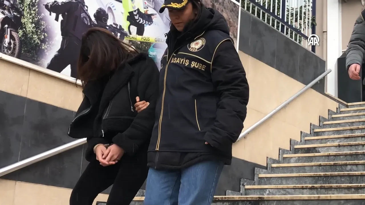 Suça 7 yaşındaki kızını da bulaştırdı! Suçüstü yakalandı