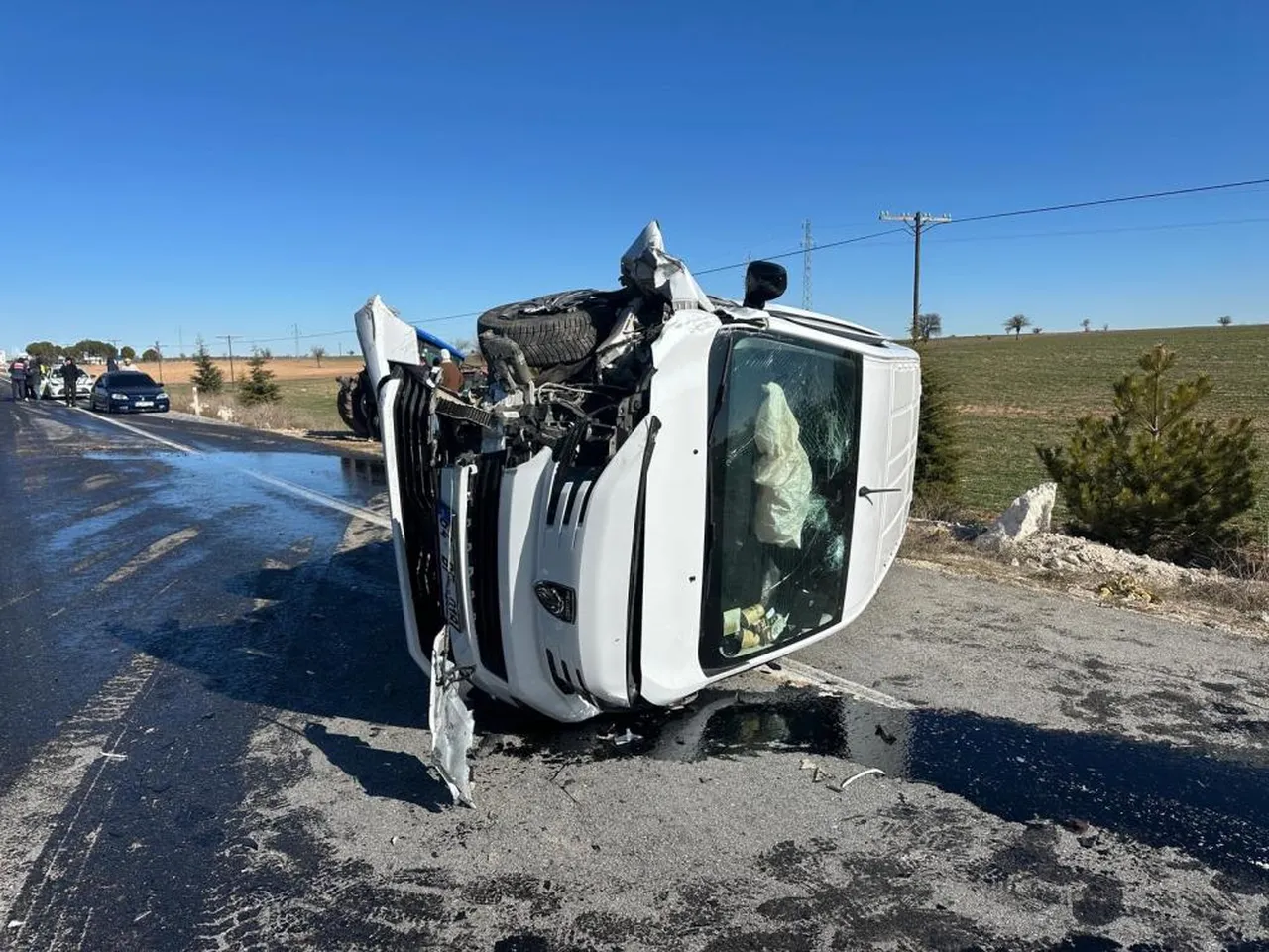 Uşak'ta panelvanla çarpışan traktör ikiye bölündü: 1 kişi yaralandı
