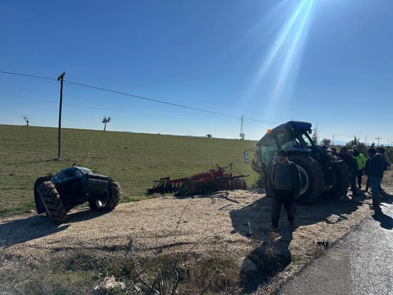 Uşak'ta panelvanla çarpışan traktör ikiye bölündü: 1 kişi yaralandı
