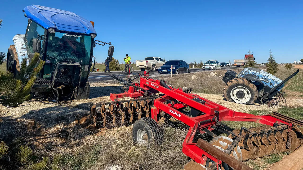 Uşak'ta panelvanla çarpışan traktör ikiye bölündü: 1 kişi yaralandı