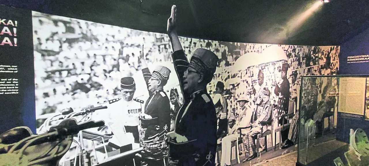 Seçimle gelen ilk başkan Mahatir Muhammed herkesi kucaklar.