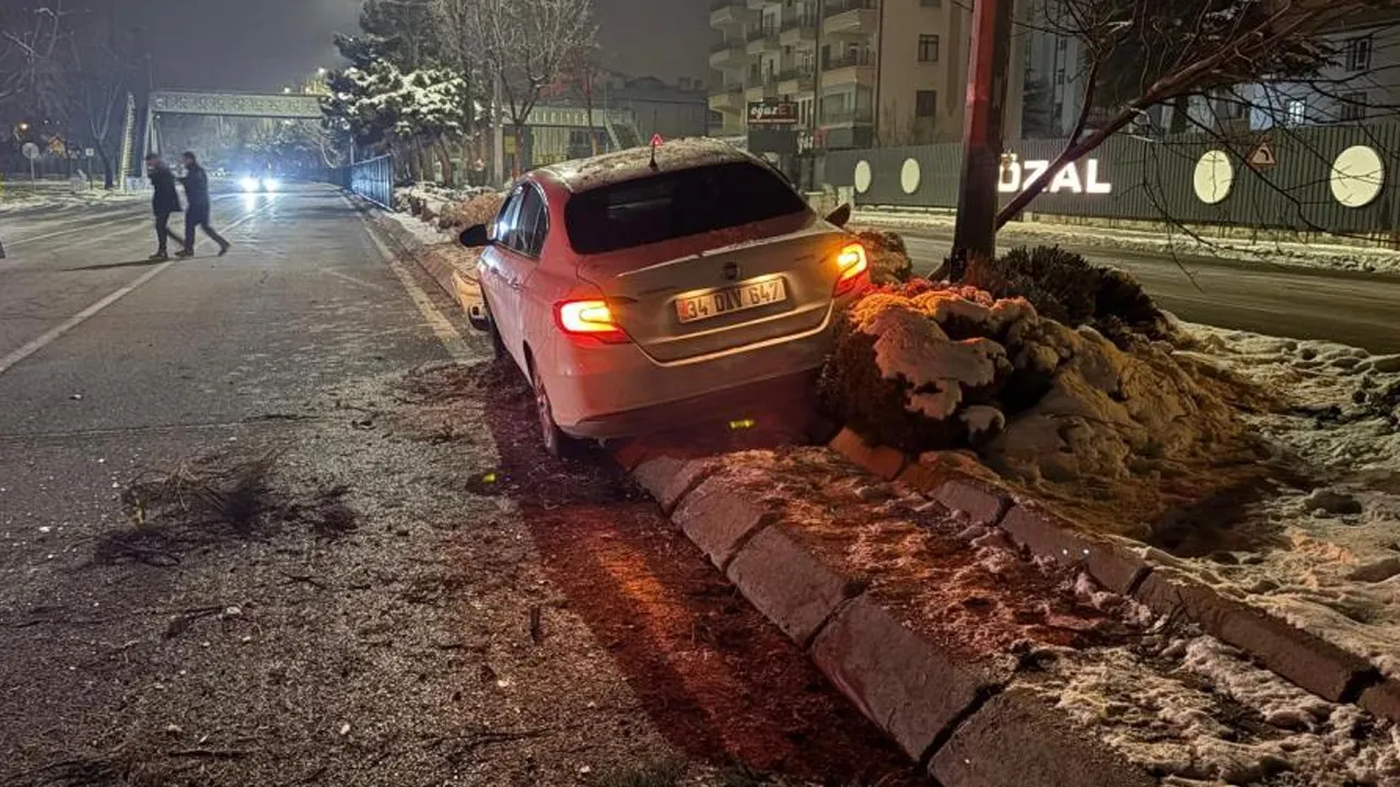 Alkollü sürücü ortalığı birbirine kattı! Önce ağaca, sonra aydınlatma direğine çarptı