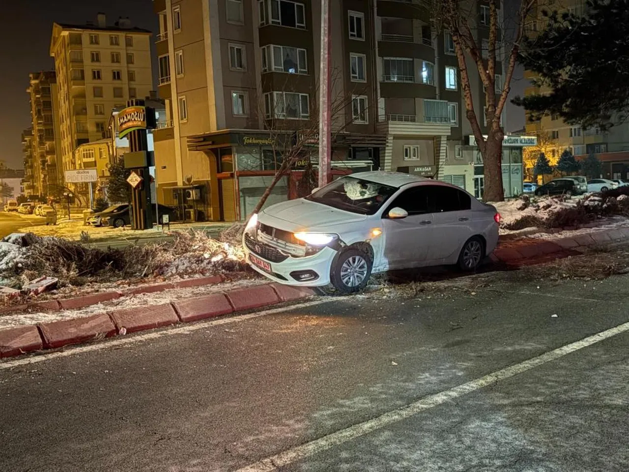 Alkollü sürücü ortalığı birbirine kattı! Önce ağaca, sonra aydınlatma direğine çarptı