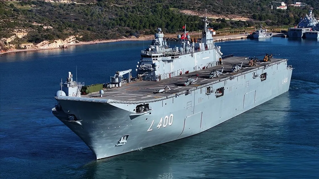 Anadolu Türk Deniz Görev Kuvveti (ATDGK), 13 ülkede görevlerini icra etmek üzere İzmir'in Foça ilçesinde düzenlenen törenle İspanya'ya doğru yola çıktı.