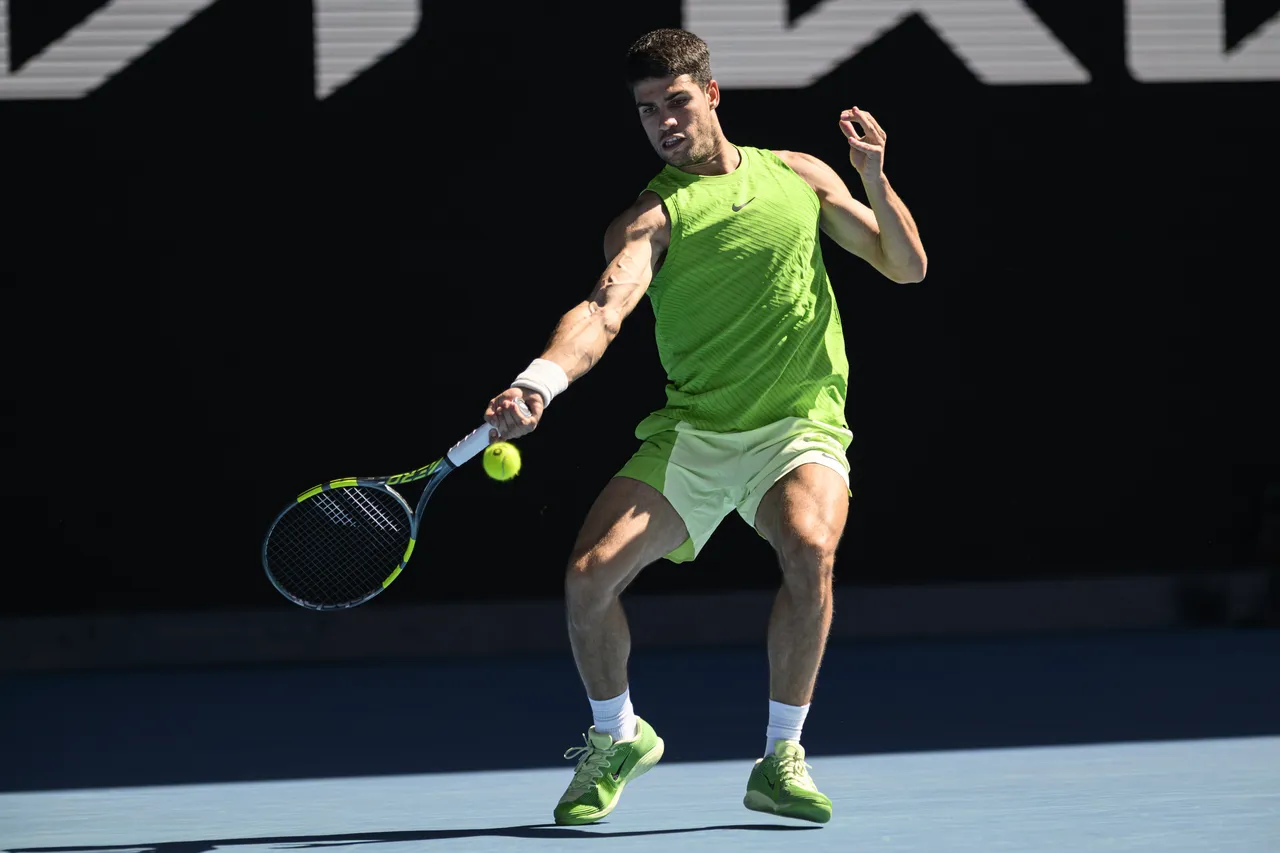 Alcaraz, Alman rakibi Yannick Hanfmann'ı 7-6, 6-3 ve 6-2'lik setlerle 3-0 yendi