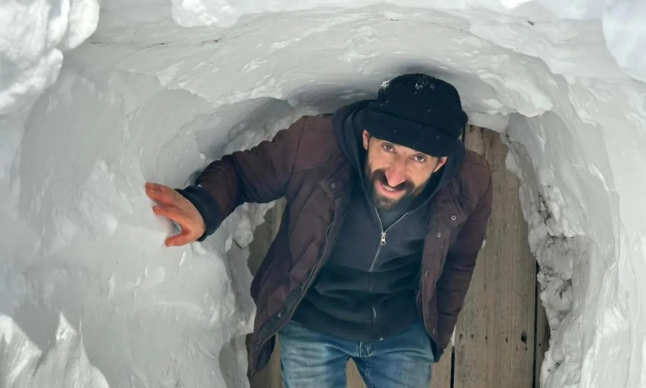 Kar altında hayat: Vatandaşlar evlerine tünellerden giriyor