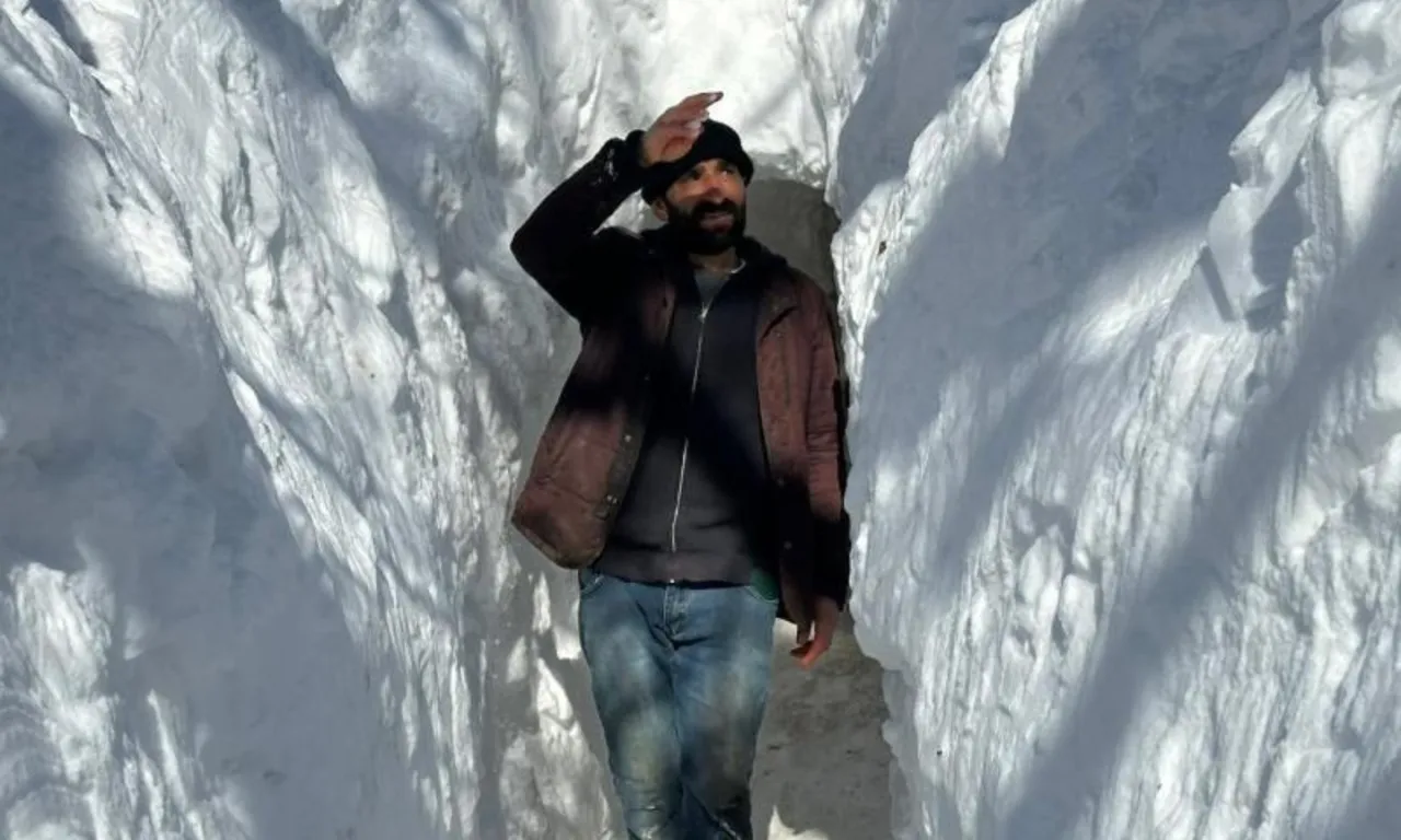 Kar altında hayat: Vatandaşlar evlerine tünellerden giriyor