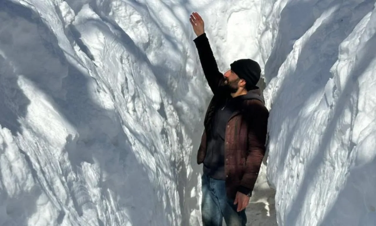 Kar altında hayat: Vatandaşlar evlerine tünellerden giriyor