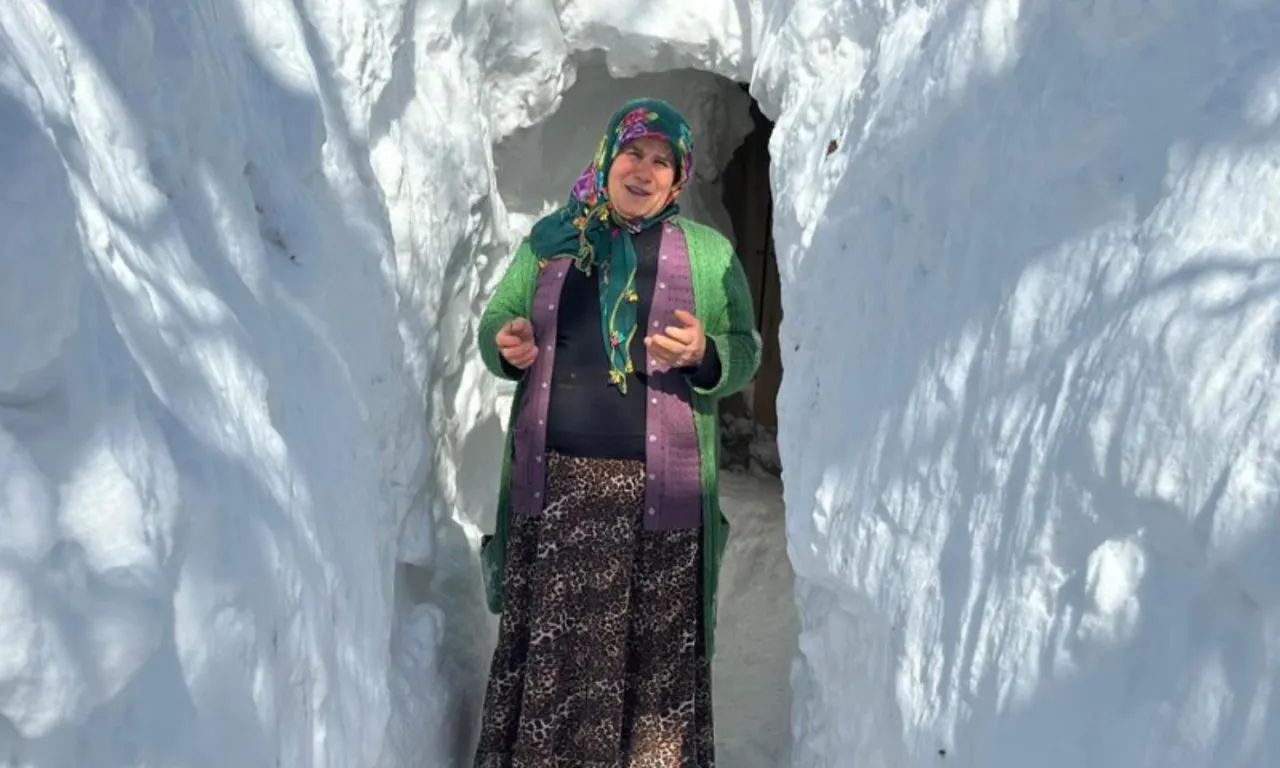 Kar altında hayat: Vatandaşlar evlerine tünellerden giriyor