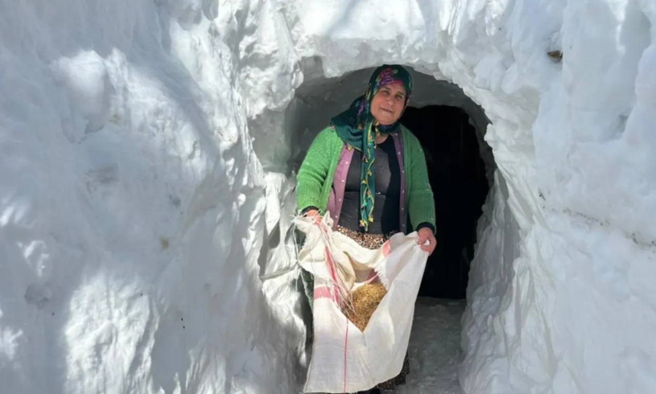 Kar altında hayat: Vatandaşlar evlerine tünellerden giriyor