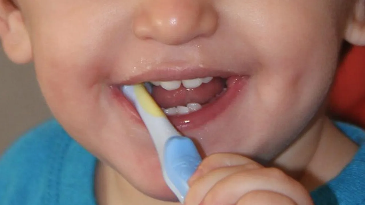 Çocuğunuzu diş fırçalarken yalnız bırakmayın