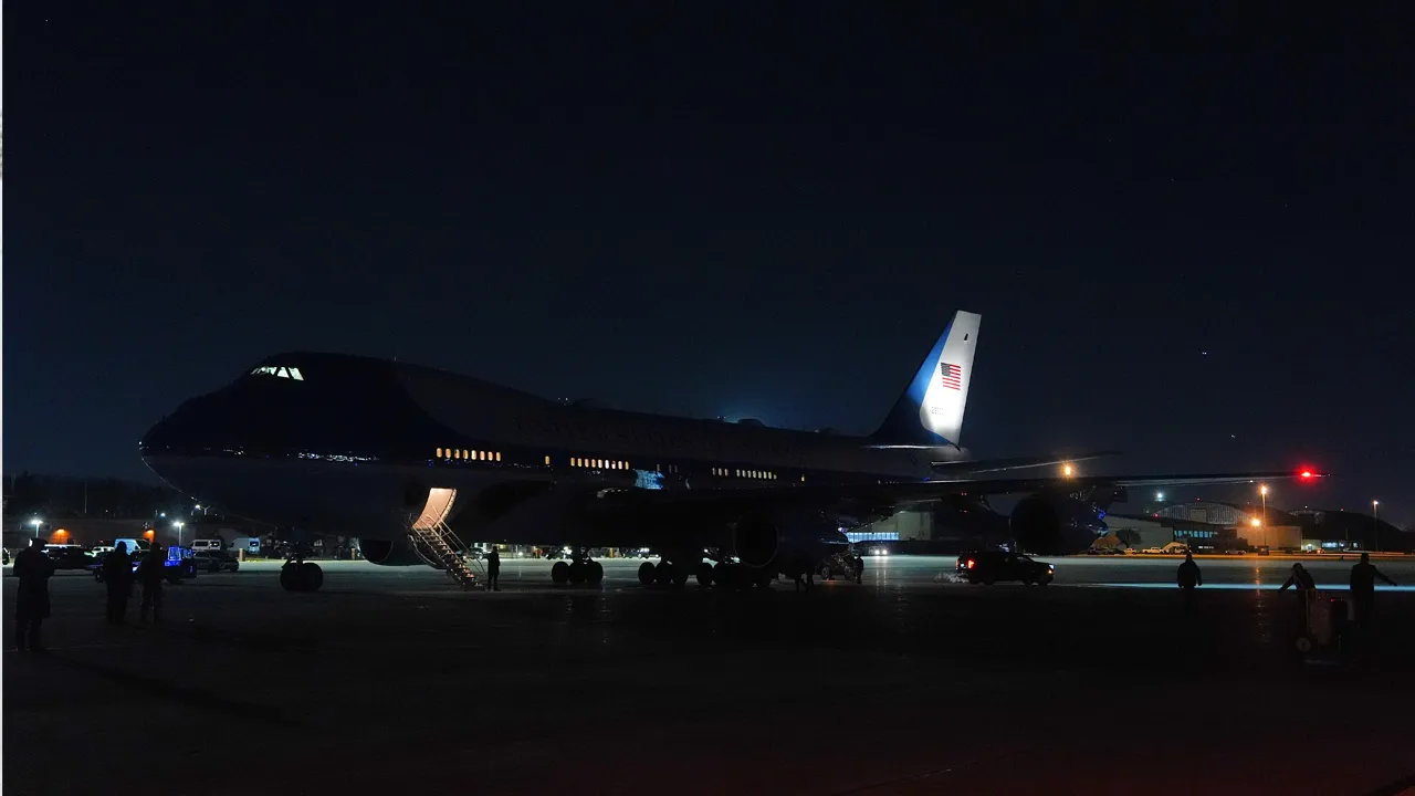 Davos'a giden Trump'ın uçağı geri döndü!