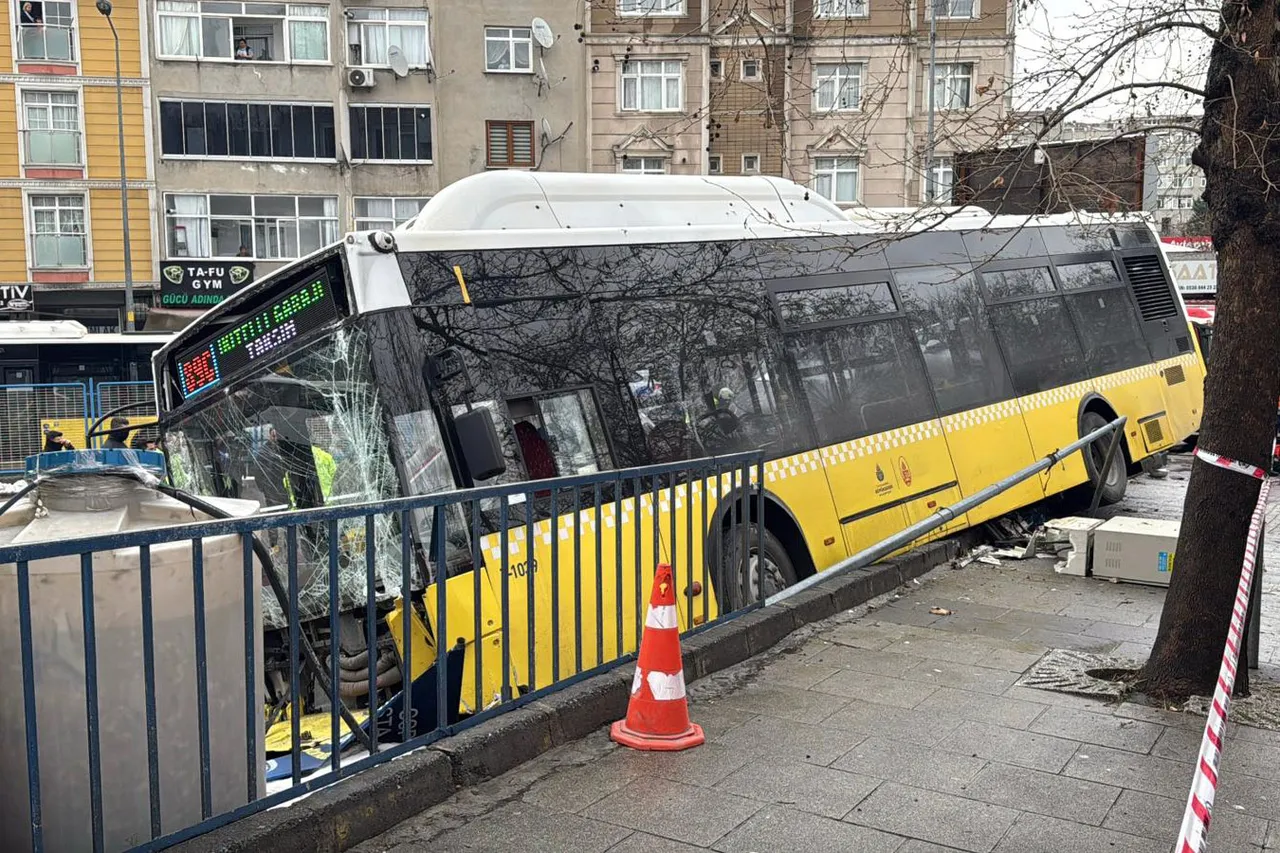 Esenlerde İETT otobüsü otoparka girmişti! Kaza anı ortaya çıktı: Saniyelerle ölümden dönmüş