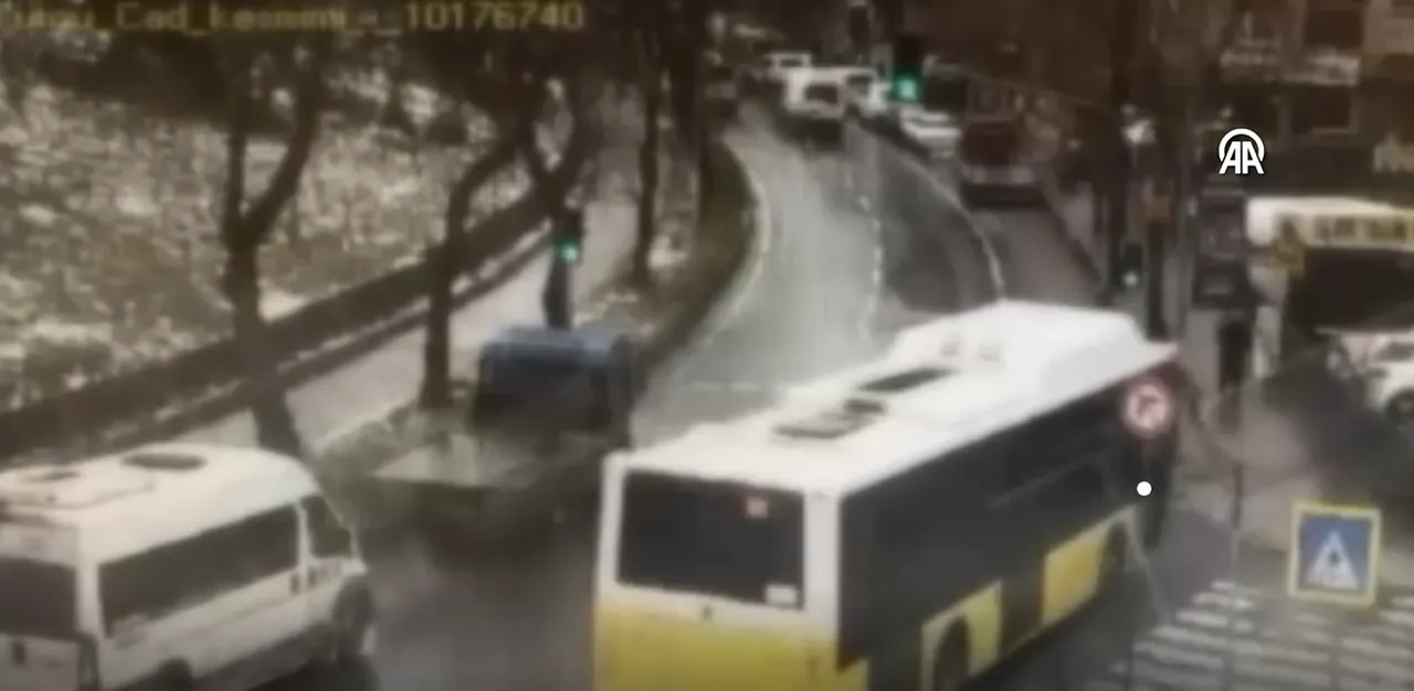Esenlerde İETT otobüsü otoparka girmişti! Kaza anı ortaya çıktı: Saniyelerle ölümden dönmüş
