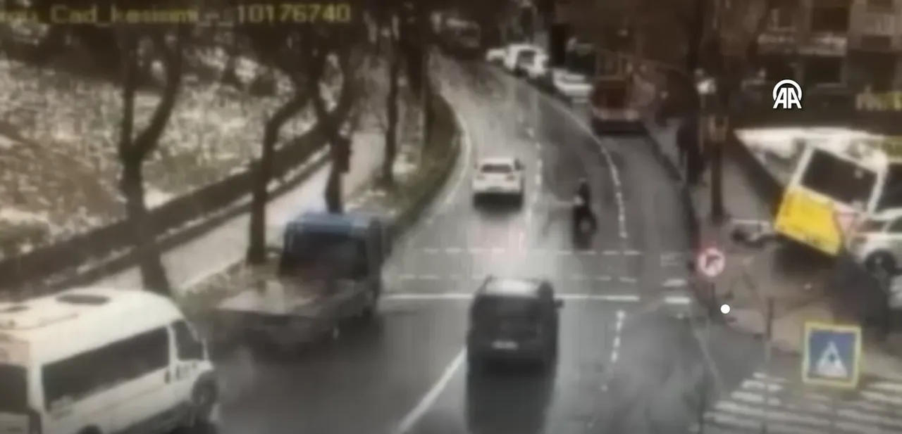 Esenlerde İETT otobüsü otoparka girmişti! Kaza anı ortaya çıktı: Saniyelerle ölümden dönmüş