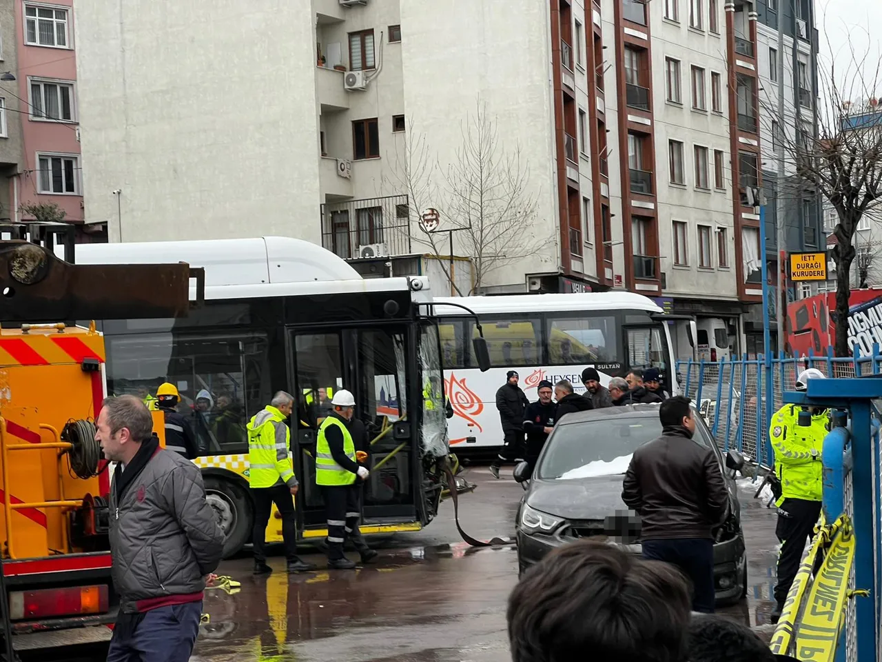Esenlerde İETT otobüsü otoparka girmişti! Kaza anı ortaya çıktı: Saniyelerle ölümden dönmüş