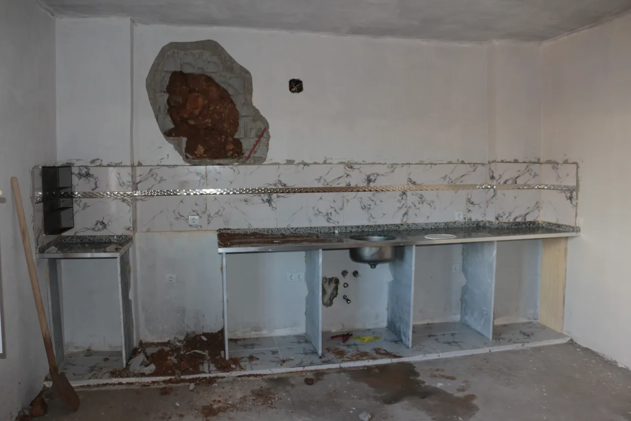 Herkes deprem sandı! Dev kayalar bir evin duvarlarını kağıt gibi ezdi