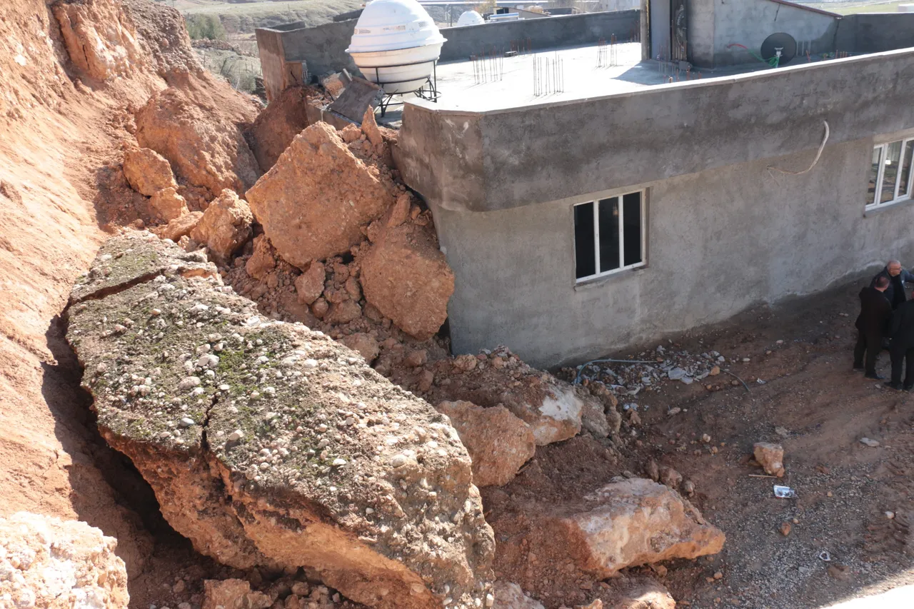 Herkes deprem sandı! Dev kayalar bir evin duvarlarını kağıt gibi ezdi