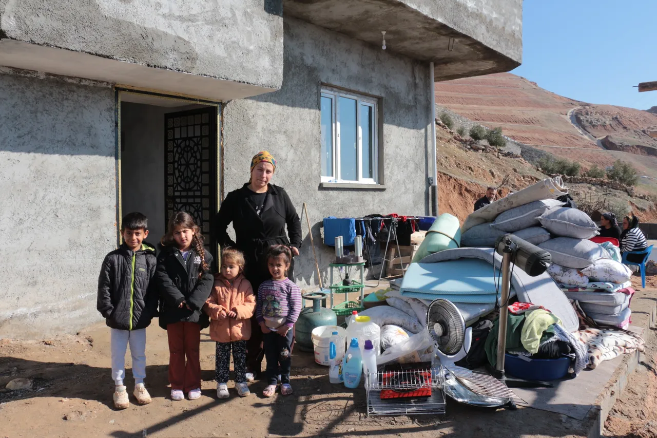 Herkes deprem sandı! Dev kayalar bir evin duvarlarını kağıt gibi ezdi