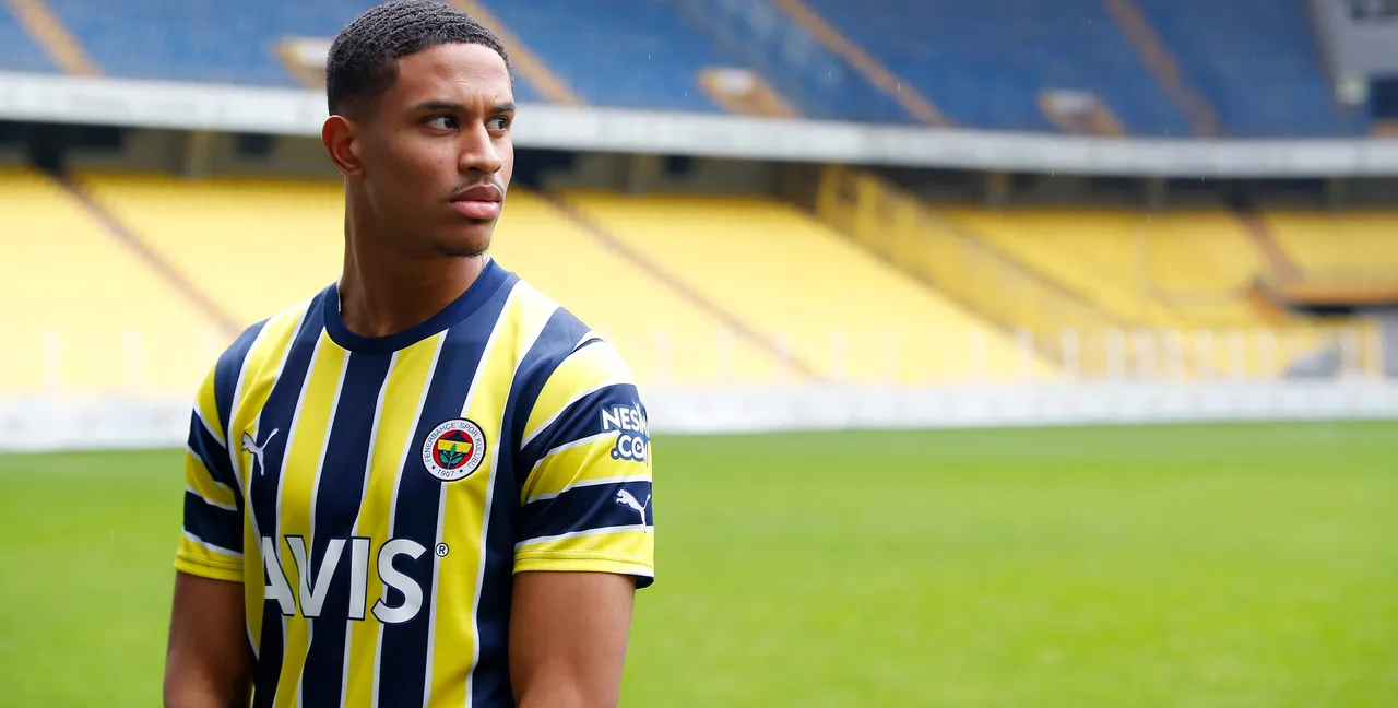 Oosterwolde'nin Fenerbahçe ile 30 Haziran  2028'e kadar sözleşmesi bulunuyor