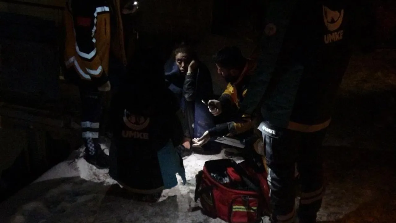 Malatya'da ev yangını! Mahsur kalan kadın kurtarıldı