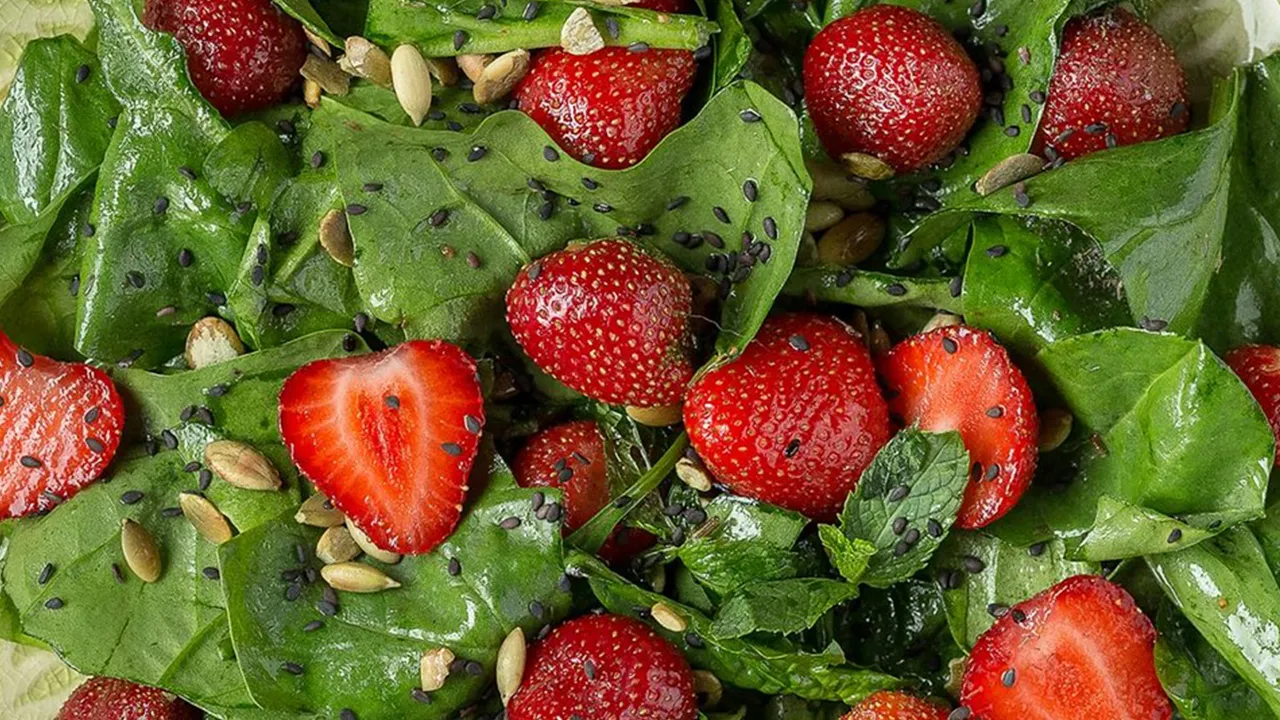 Sağlıklı besinler de riskli: Ispanak, biber ve çilek pestisit tehlikesiyle dolu! 