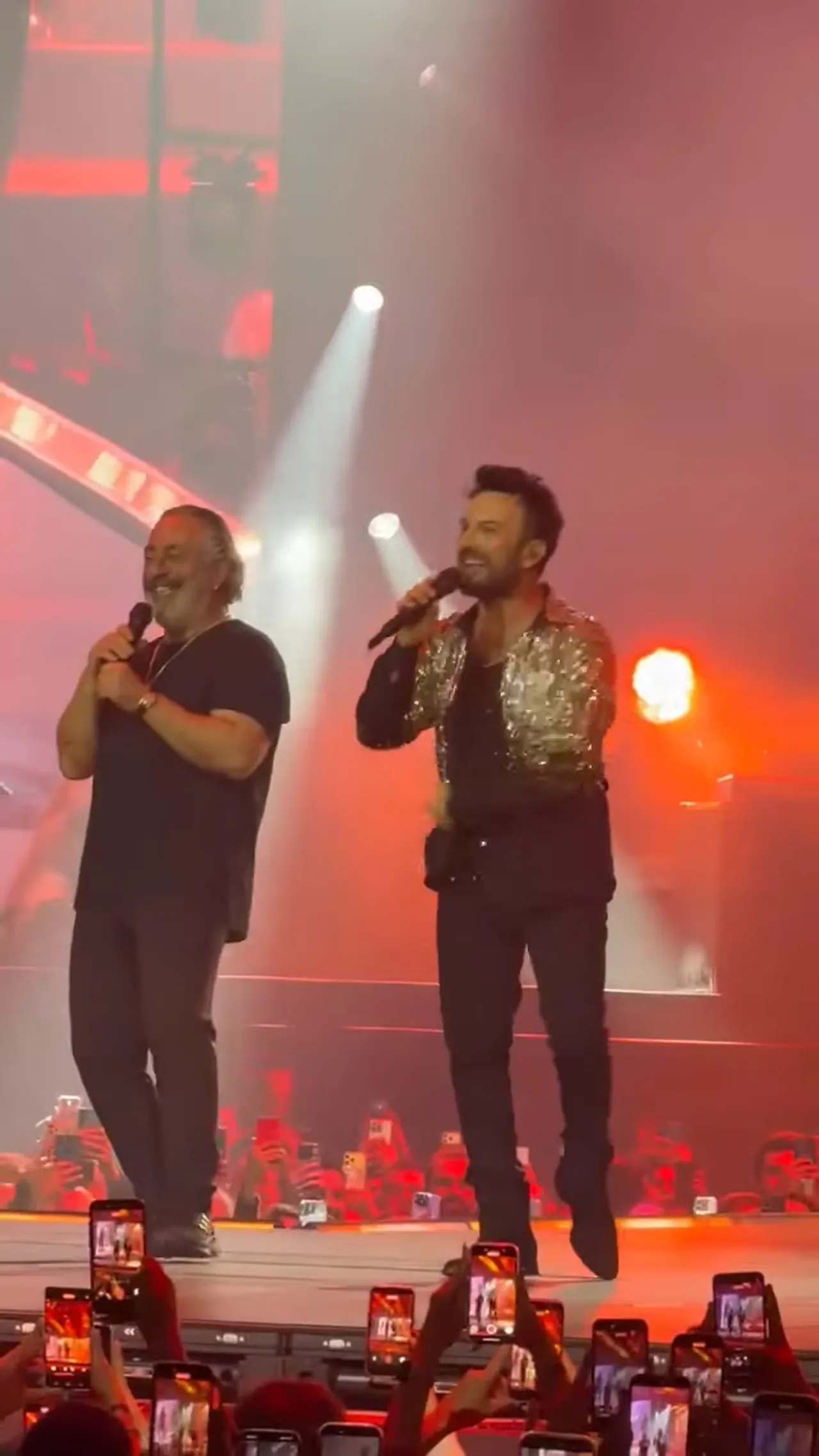Tarkan konserinde şaşırtan anlar: Cem Yılmaz ile yaptıkları düet gündem oldu