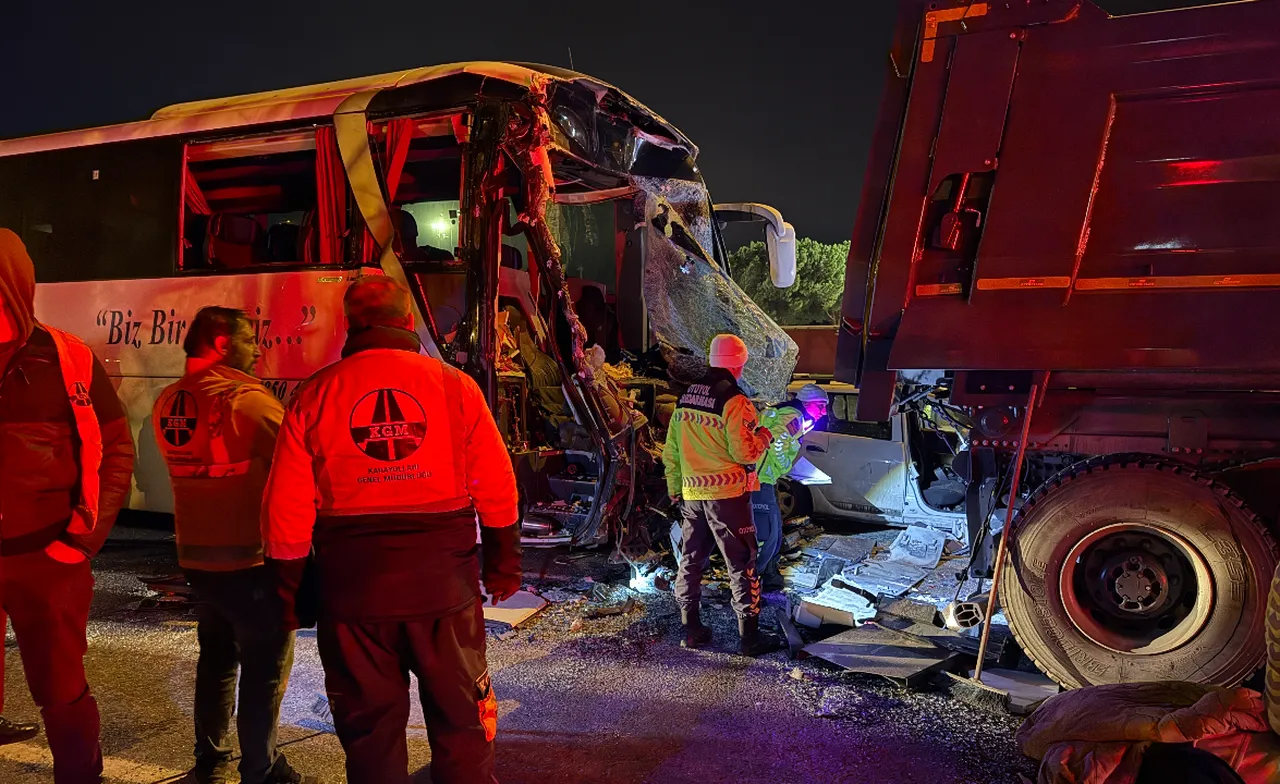 TEM Otoyolu'nda zincirleme facia: 1 ölü, 3'ü ağır 19 yaralı