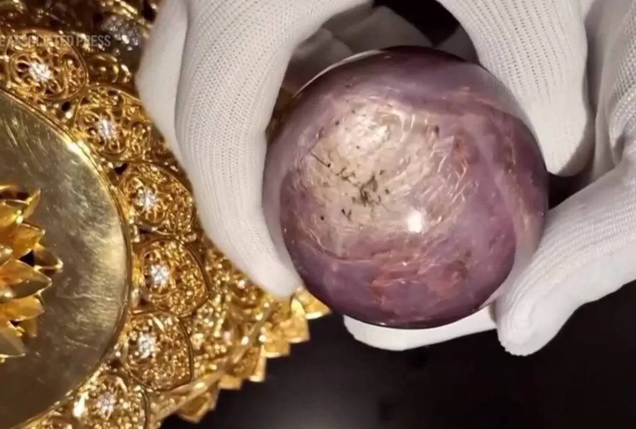 Toprağın altından çıktı, değeri iki yıl sonra anlaşıldı: 17 milyar liralık mor yıldız safiri rekor kırdı