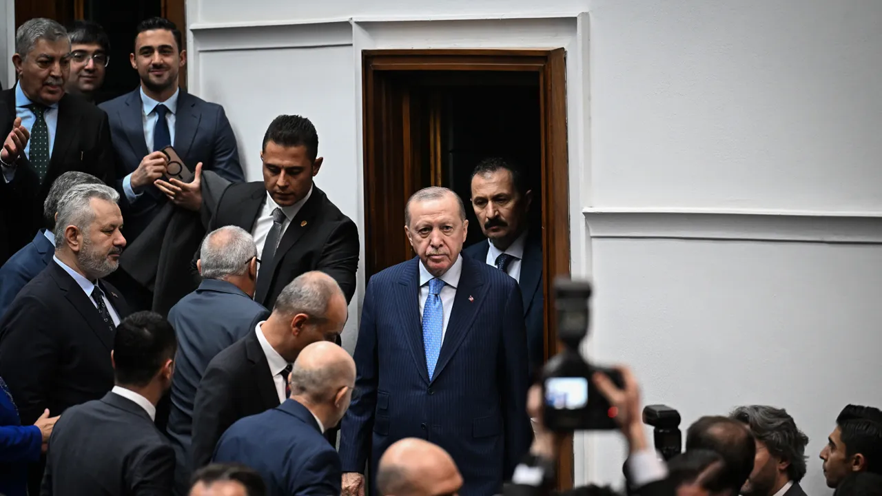 Türk bayrağına alçak saldırıya Erdoğan'dan sert tepki: O kirli elleri muhakkak bulacak, hesap soracağız