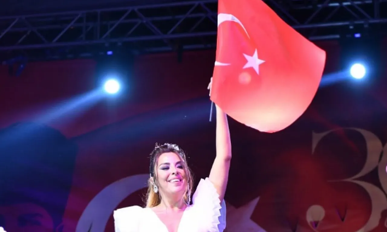 Türk bayrağına hain saldırı! Ünlü isimlerden tepki yağdı