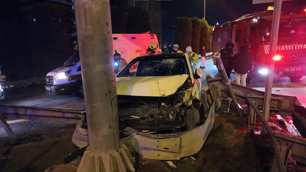 Ümraniye’de feci kaza! Otomobil bariyerlere ok gibi saplandı