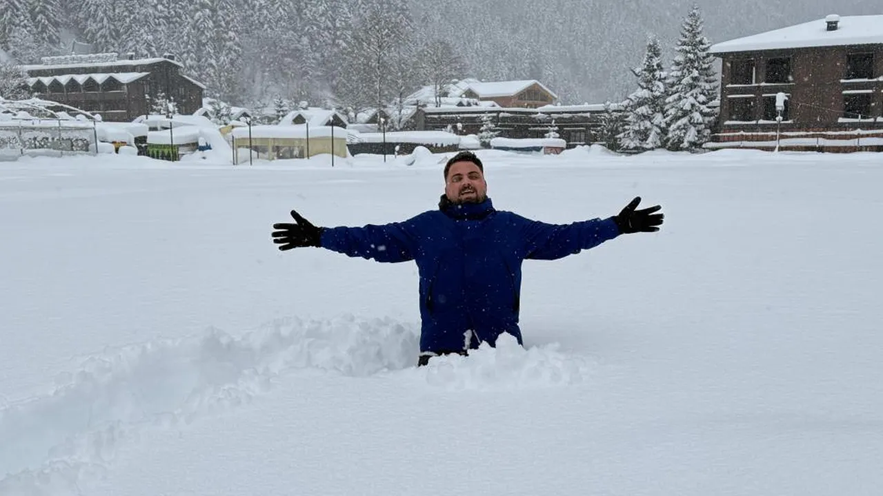 Uzungöl'de kar kalınlığı 1 metreyi aştı, göl tamamen dondu!