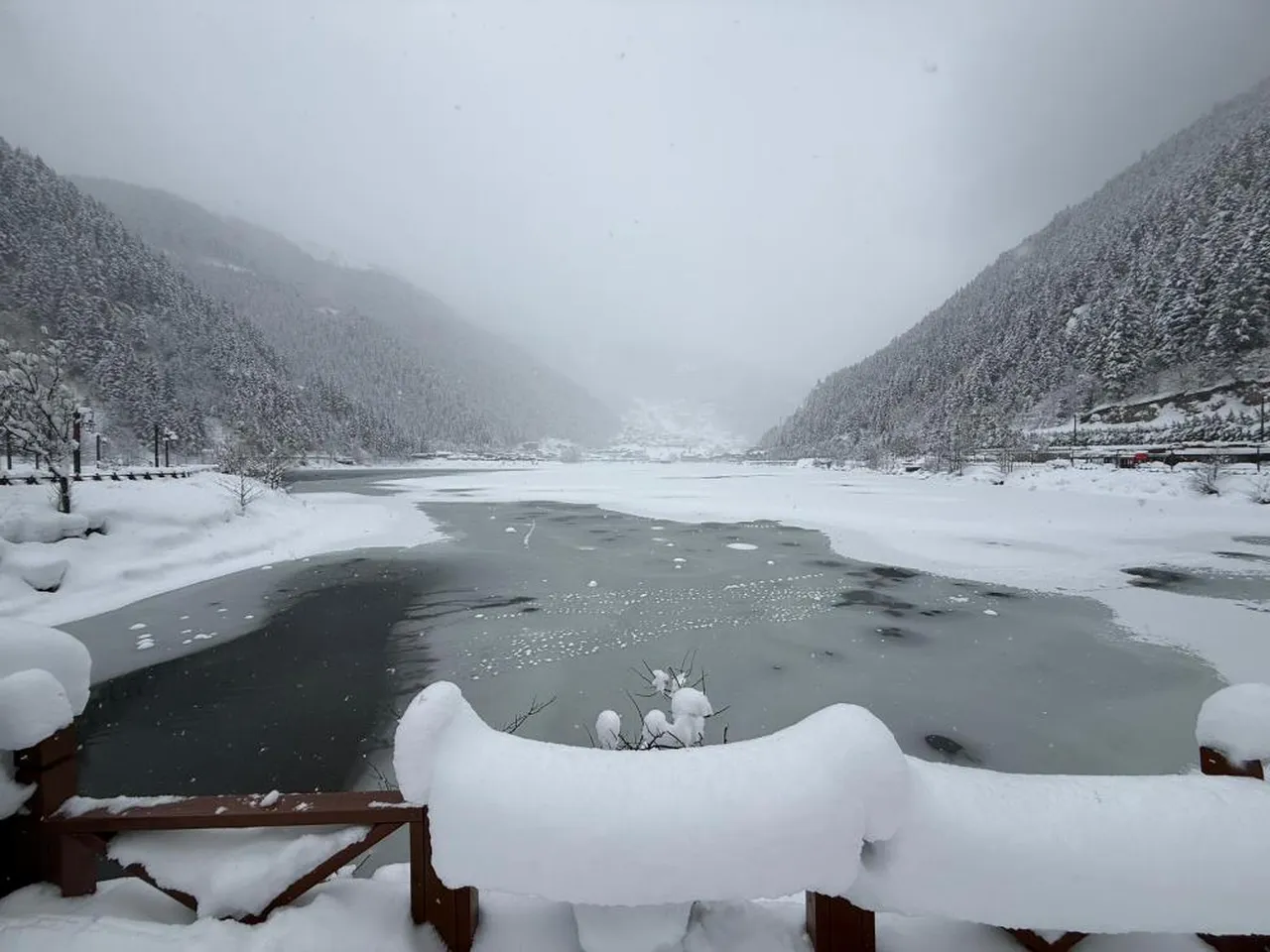 Uzungöl'de kar kalınlığı 1 metreyi aştı, göl tamamen dondu!