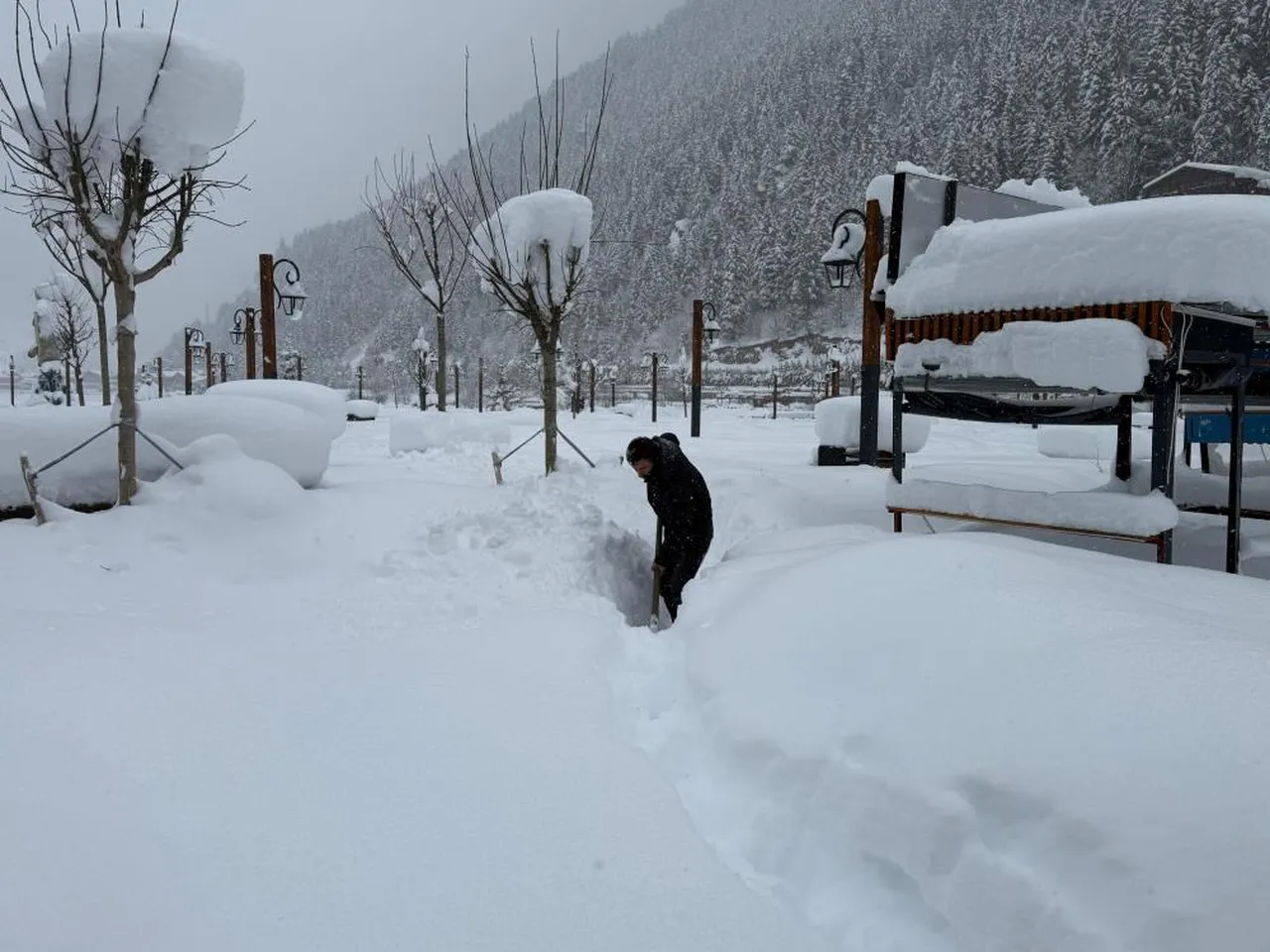 Uzungöl'de kar kalınlığı 1 metreyi aştı, göl tamamen dondu!