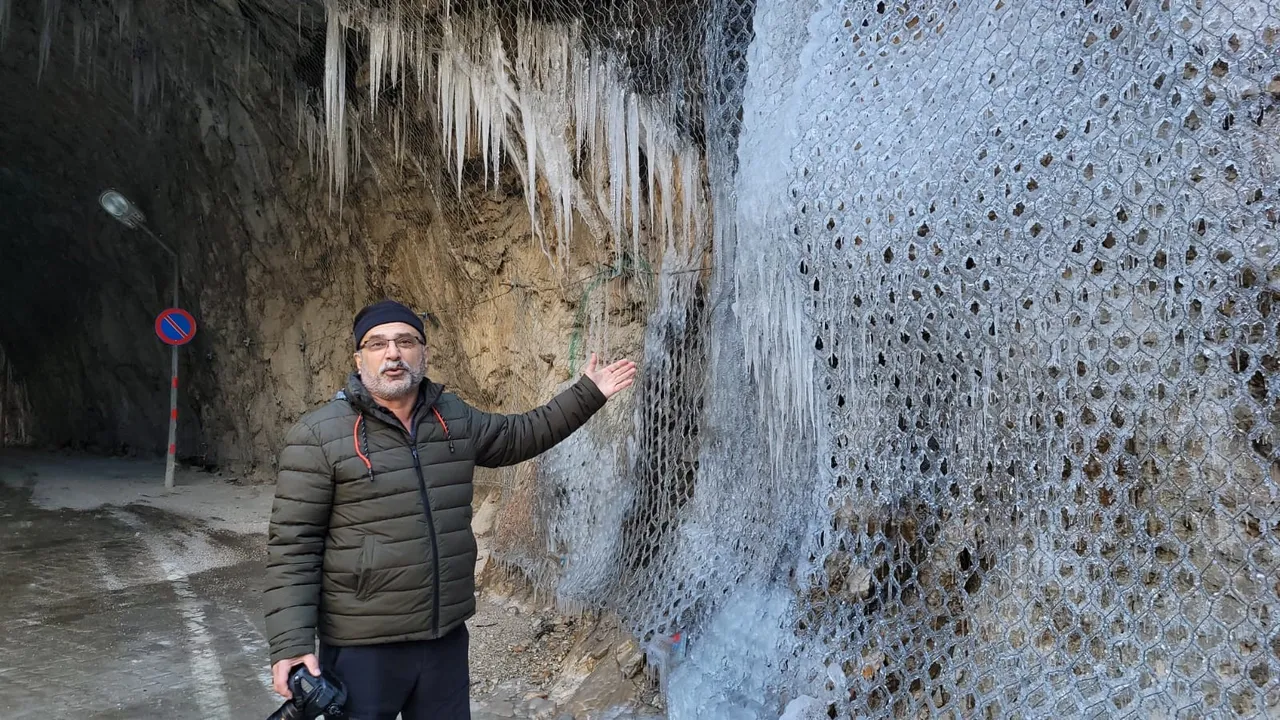 Yöre halkı kayaları oyarak 132 yılda yaptı! Erzincan'daki dünyanın en tehlikeli yolu buz tuttu