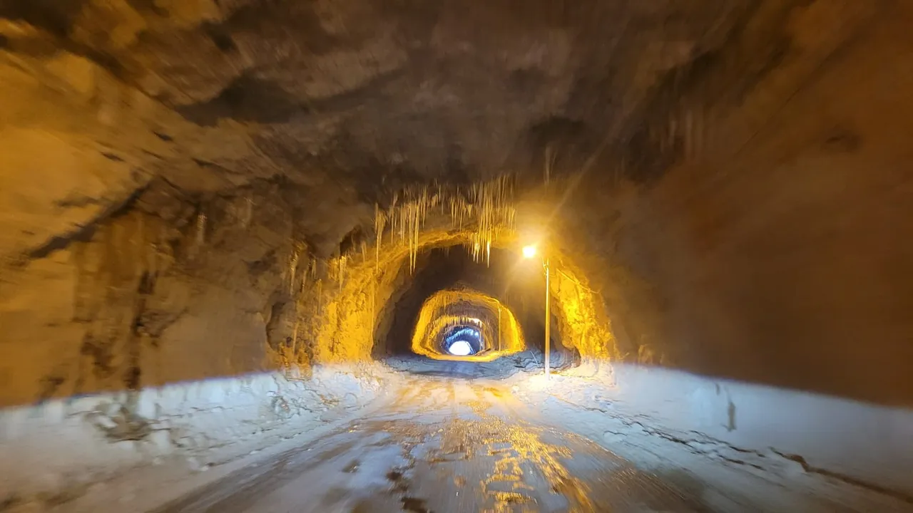 Yöre halkı kayaları oyarak 132 yılda yaptı! Erzincan'daki dünyanın en tehlikeli yolu buz tuttu