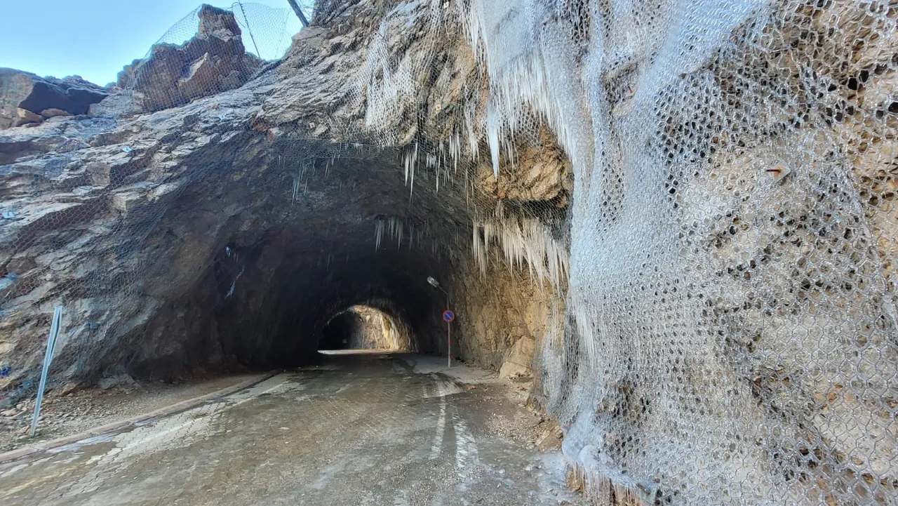 Yöre halkı kayaları oyarak 132 yılda yaptı! Erzincan'daki dünyanın en tehlikeli yolu buz tuttu