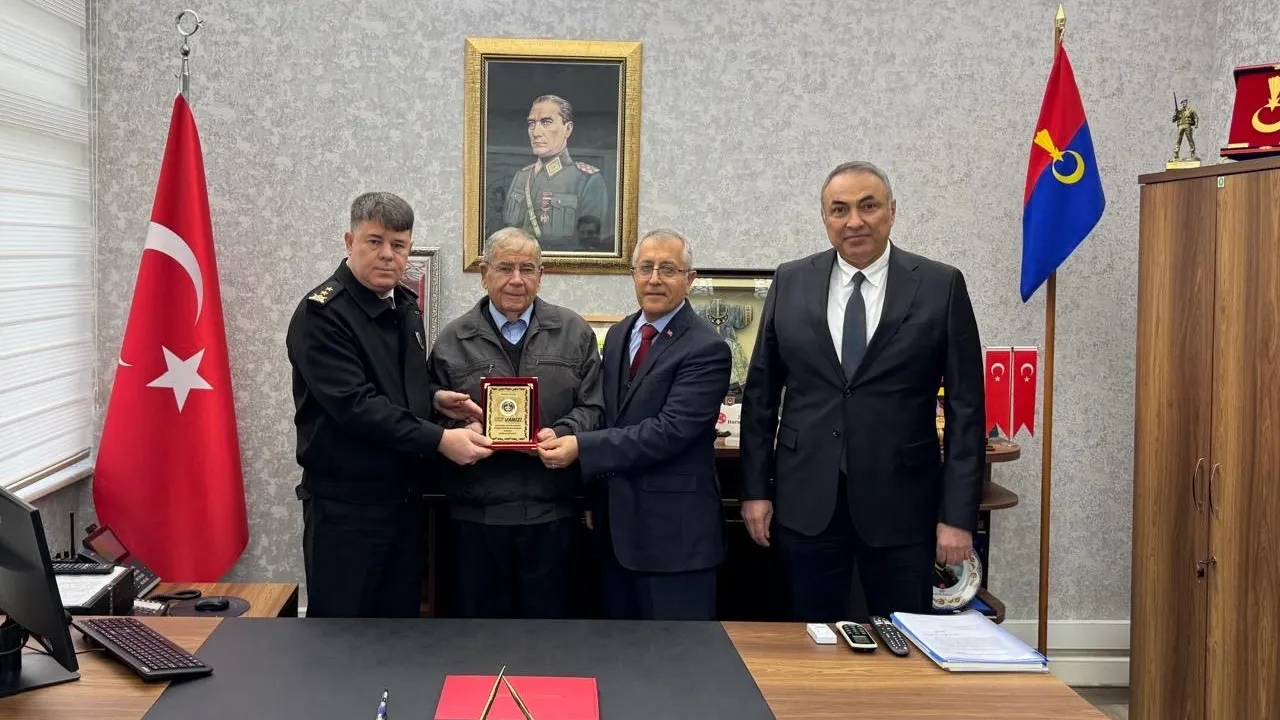 70 milyon lirasını jandarmaya bağışladı! Bursalı çiftçiye plaket verildi 