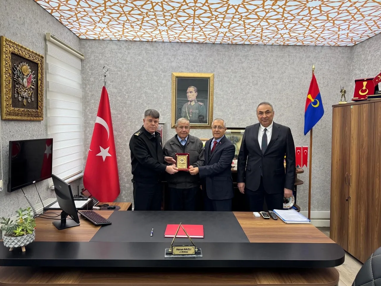 70 milyon lirasını jandarmaya bağışladı! Bursalı çiftçiye plaket verildi