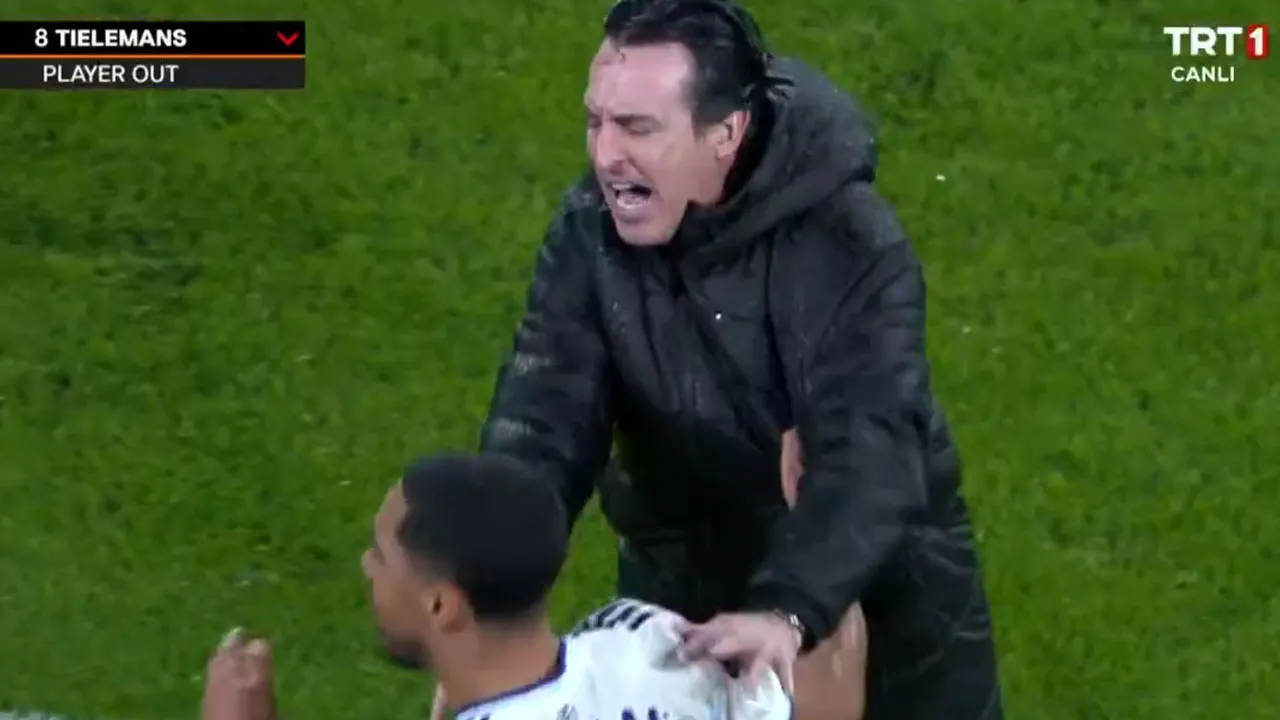 Aston Villa'da Unai Emery deliye döndü: Oyuncusunu itekledi!