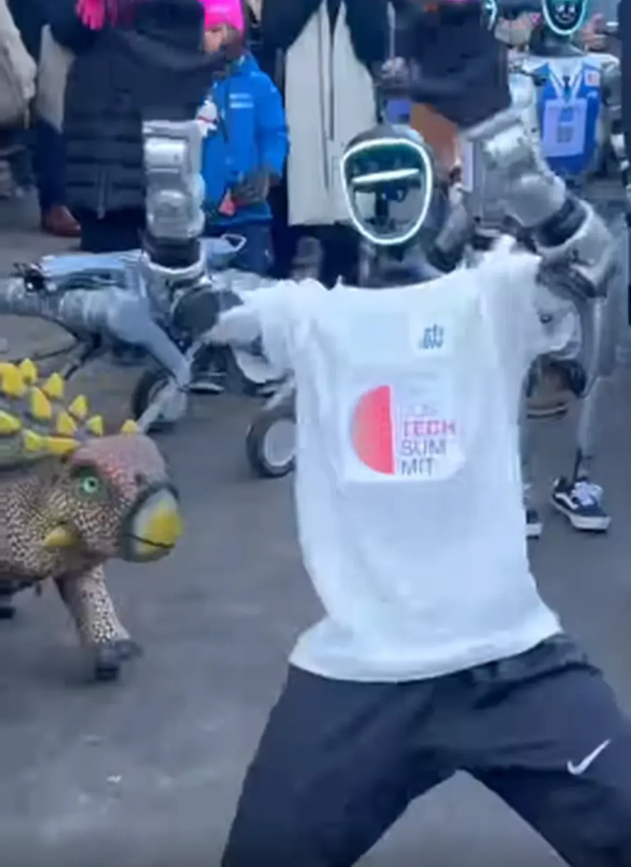 Davosta robot dansı! Yapay zekada taklit devri bitti mi?