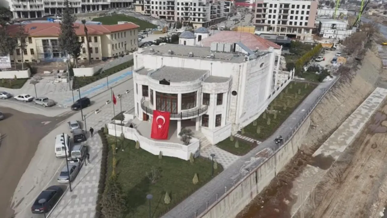 Deprem sonrası taşları enkazdan tek tek toplanmıştı! Tarihi bina yeniden inşa edildi