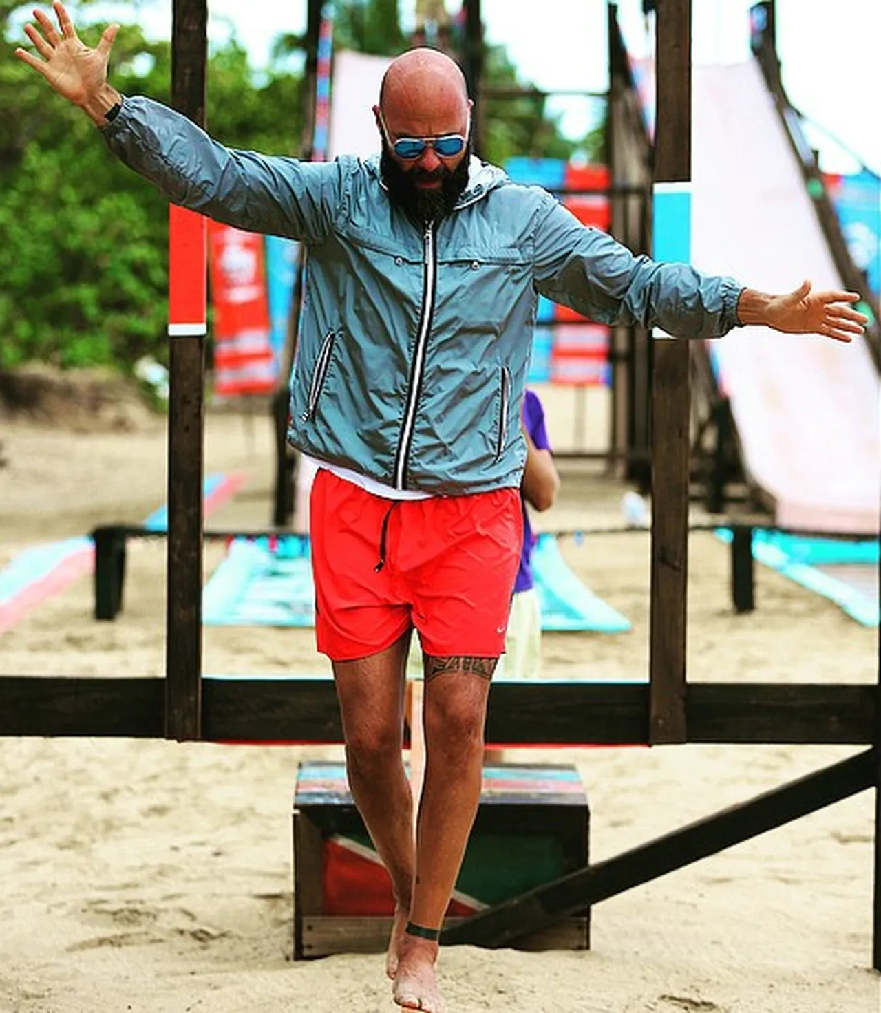 Esat Yontunç havalimanında gözaltına alındı