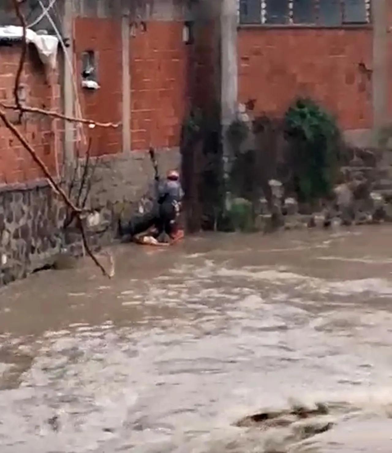 İzmir’de ‘sağanak’ çıkmazı! Biri derede biri korkulukta mahsur kaldı