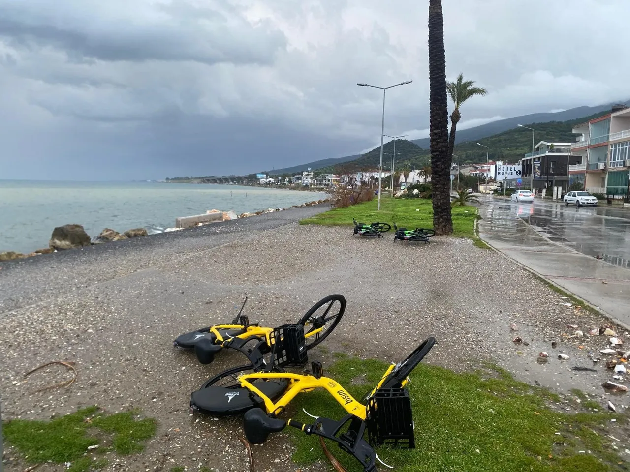 İzmir’de ‘sağanak’ çıkmazı! Biri derede biri korkulukta mahsur kaldı