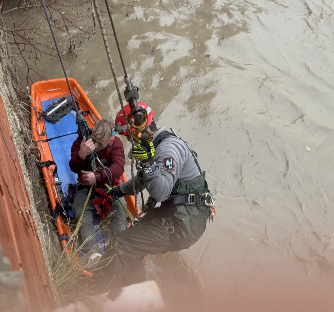 İzmir’de ‘sağanak’ çıkmazı! Biri derede biri korkulukta mahsur kaldı