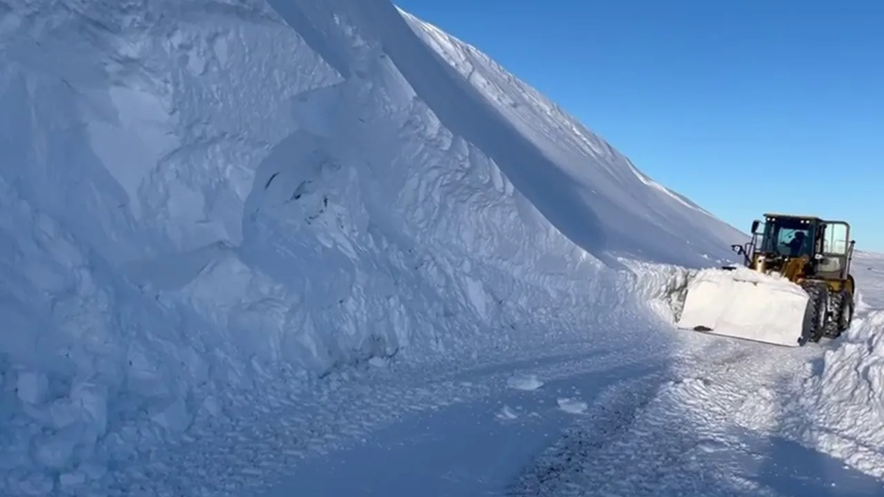 Kar kalınlığı 3 metreyi buldu, ekipler seferber oldu
