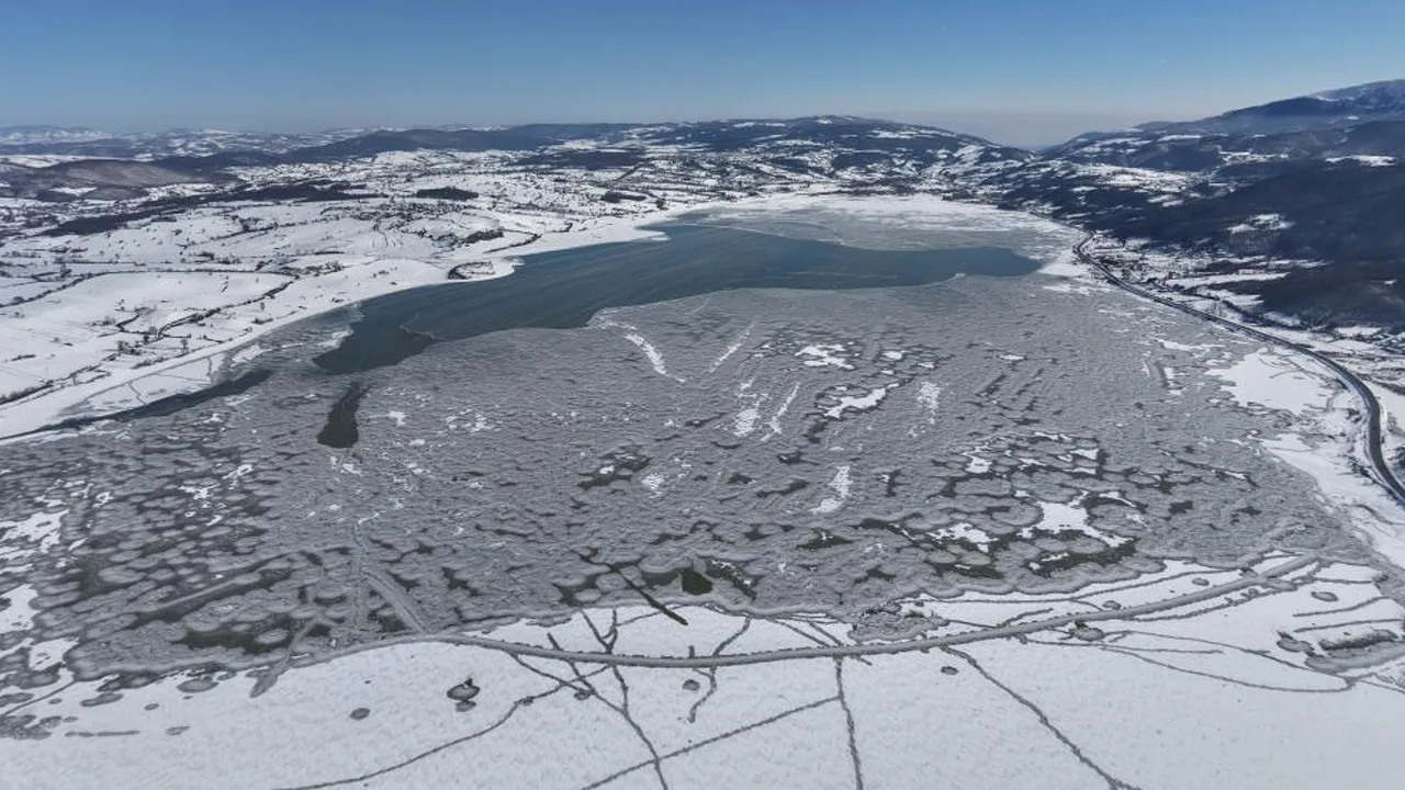 Kar yağışı can suyu oldu: 870 hektarlık göl buz tuttu