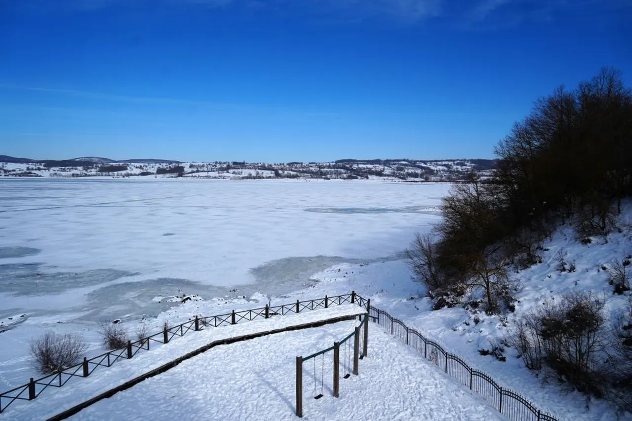 Kar yağışı can suyu oldu: 870 hektarlık göl buz tuttu